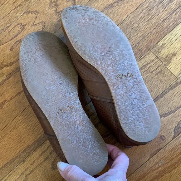 Clark’s Leather Size 8.5 tan sneakers main image 5